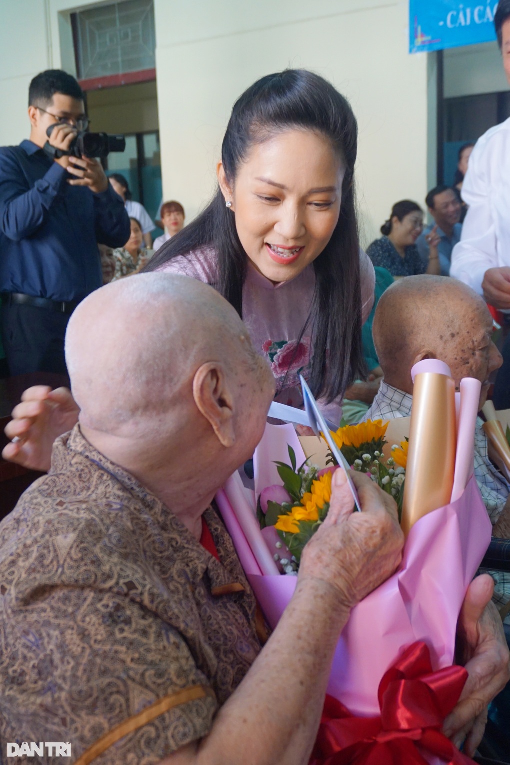 Con gái xúc động đưa nghệ sĩ Mạc Can vào Trung tâm dưỡng lão - 6 Con gái xúc động đưa nghệ sĩ Mạc Can vào Trung tâm dưỡng lão - 6
