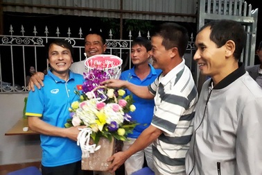 Bố tiền vệ Quang Hải chia sẻ về tuổi thơ gắn cùng trái bóng của con trai