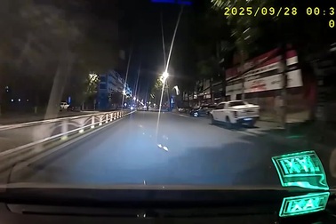 Nhóm thanh niên đầu trần phóng xe máy như bay trên đường