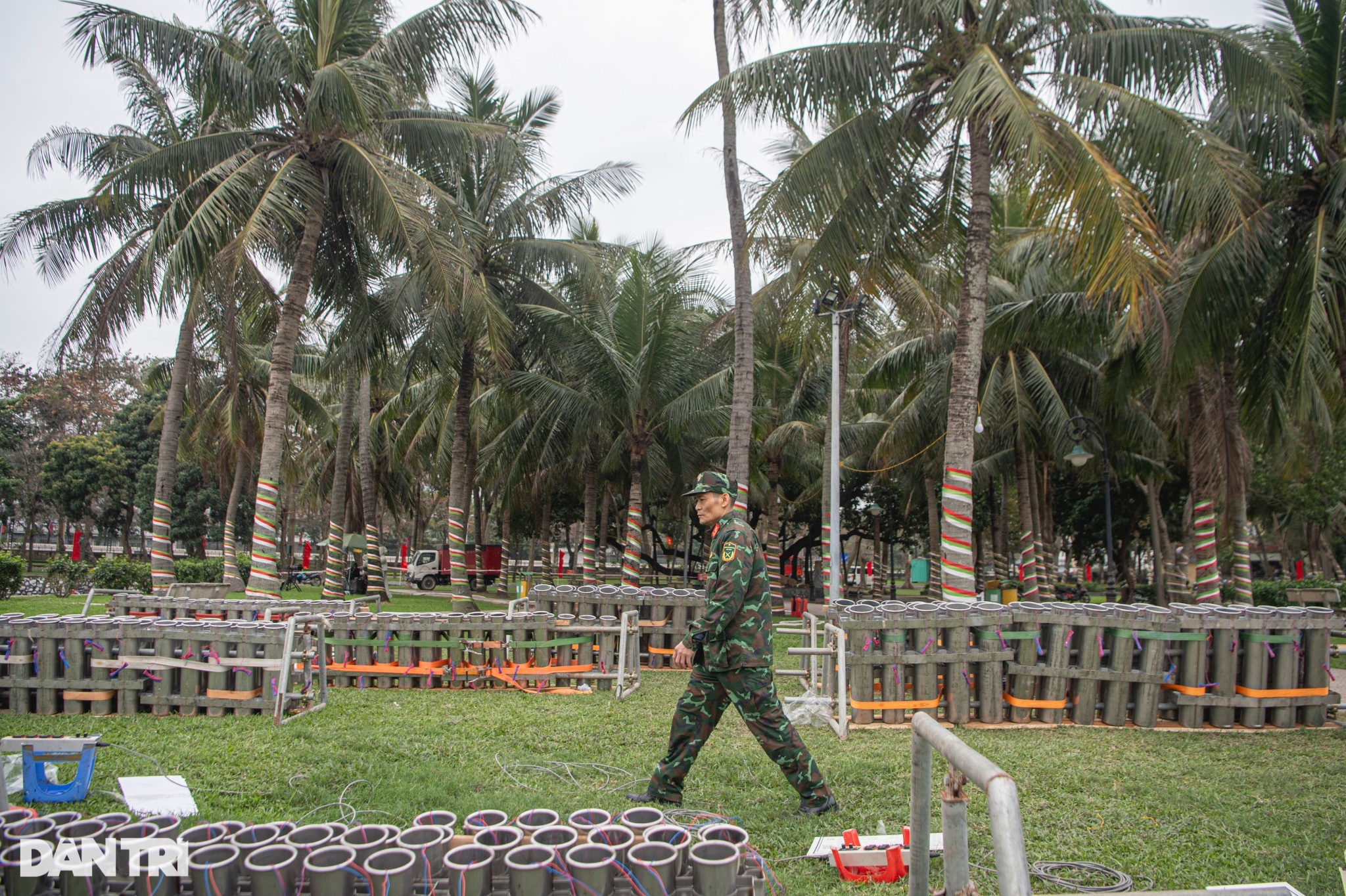 Cận cảnh bên trong trận địa pháo hoa đêm giao thừa tại Hà Nội - 4