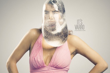 Chùm ảnh hài hước về trào lưu "đội bao cao su chứa nước trên đầu"