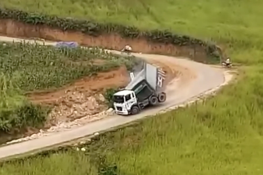 Xem clip xe tải ngã vật khi đổ đèo