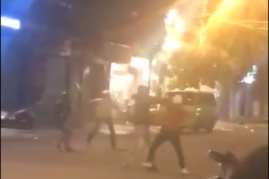 Hai nhóm thanh niên hỗn chiến, một người bị đâm trọng thương