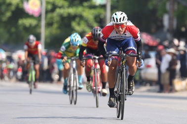 Dàn xe "khủng" chở đoàn đua xe đạp cúp truyền hình TPHCM gặp tai nạn