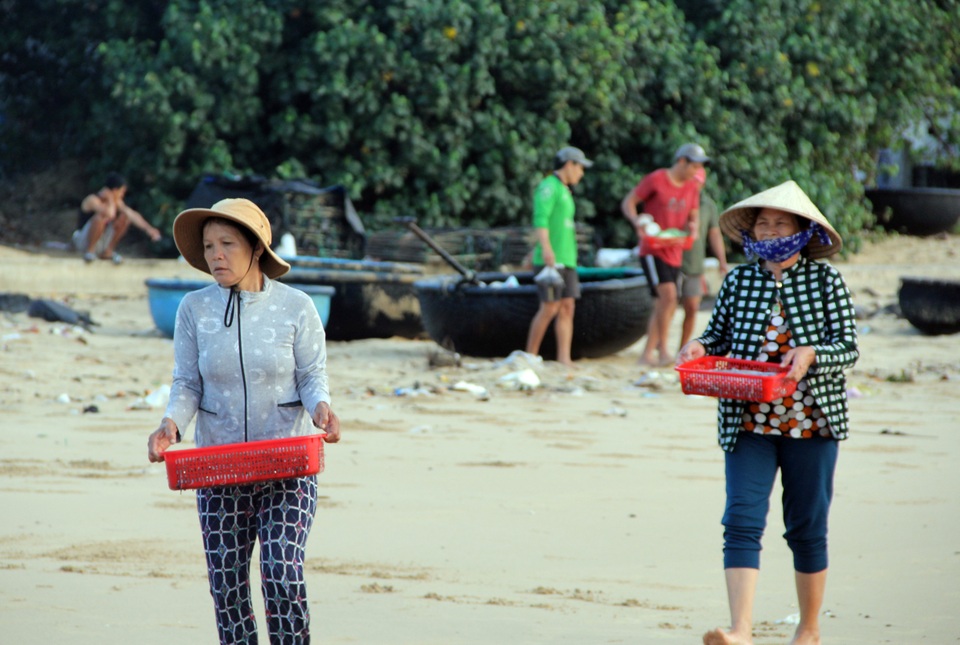 Phú Yên: Tất bật mưu sinh trong buổi sáng sớm ở làng chài ven biển - 7 Phú Yên: Tất bật mưu sinh trong buổi sáng sớm ở làng chài ven biển - 7