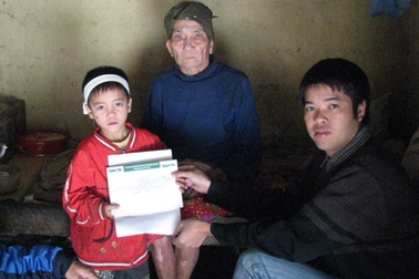 Trao quà tới hai hoàn cảnh éo le tại Hà Tĩnh