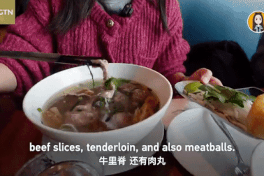 Bát phở Việt 300.000 đồng ở quán tại Trung Quốc ăn kèm loại quẩy "khác lạ"