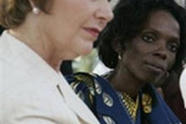 Đệ nhất phu nhân Laura Bush “đáp trả” Hillary Clinton