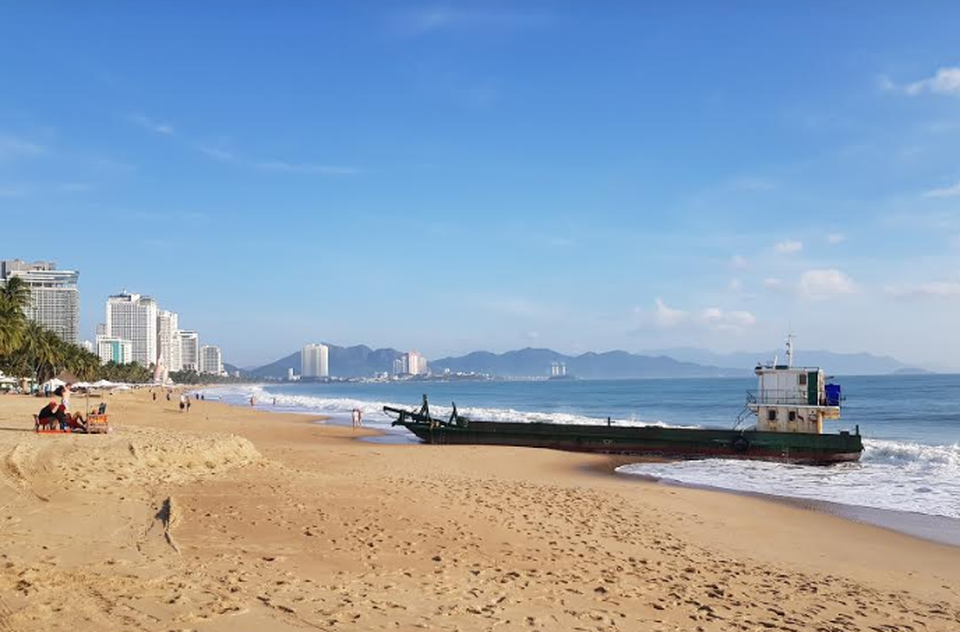 Sà lan vận tải dài hơn 30m hỏng máy, mắc cạn trên bờ biển Nha Trang - 1 Sà lan vận tải dài hơn 30m hỏng máy, mắc cạn trên bờ biển Nha Trang - 1