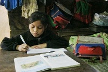 Cảm phục nghị lực vượt khó của 2 trẻ mồ côi đồng bào Rục