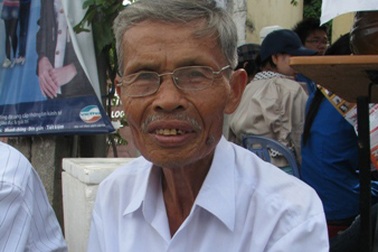 Ông 75 tuổi vẫn hăng hái đưa cháu đi thi