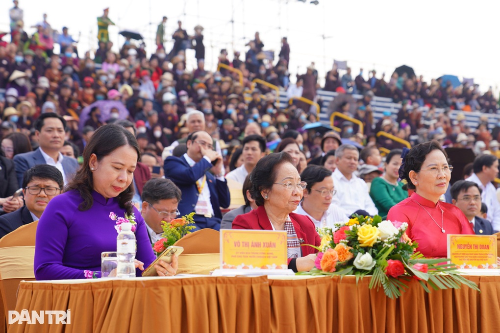 Hàng nghìn người tham dự Lễ khai hội ở ngôi chùa lớn nhất thế giới - 1 Hàng nghìn người tham dự Lễ khai hội ở ngôi chùa lớn nhất thế giới - 1