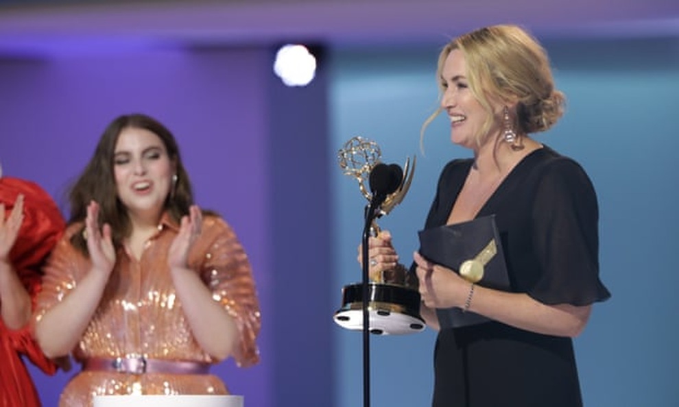 Phim về Hoàng gia Anh và Kate Winslet thắng lớn tại Emmy 2021 - 3 Phim về Hoàng gia Anh và Kate Winslet thắng lớn tại Emmy 2021 - 3