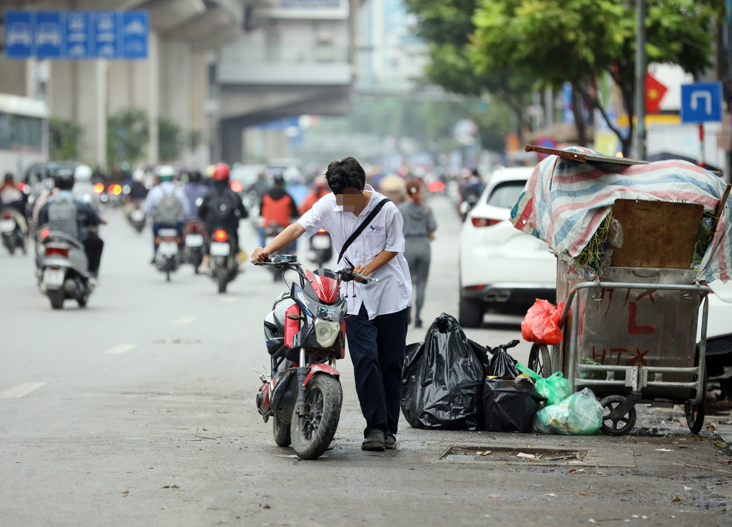 Người vi phạm dắt xe máy ngược chiều đường Nguyễn Trãi khi thấy CSGT - 3