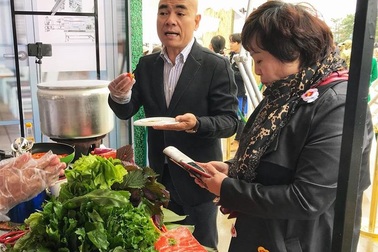 Du khách hào hứng nếm thử hương vị phở xưa trong “Ngày của Phở”