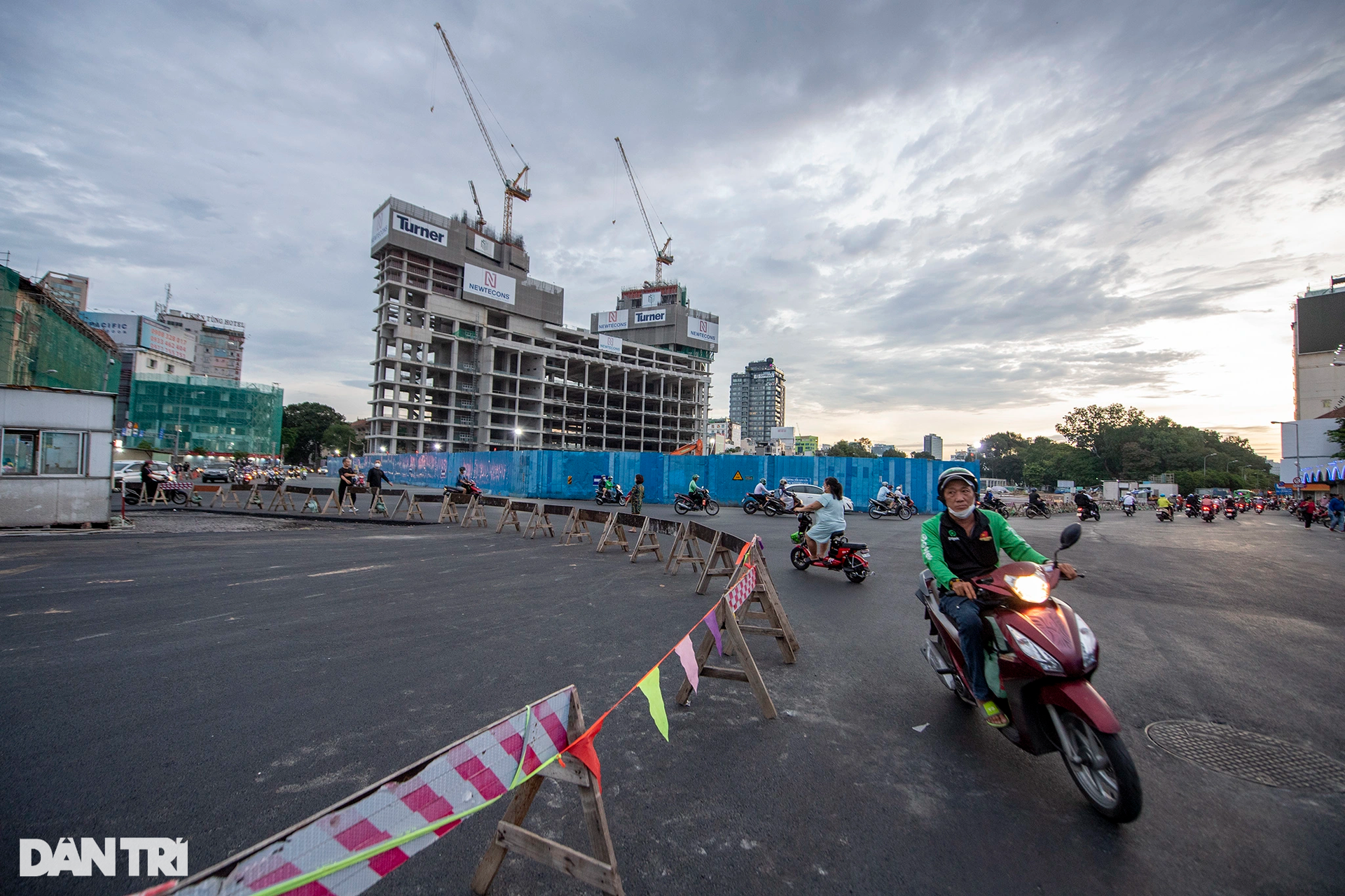Người dân TPHCM phấn khởi khi lô cốt án ngữ 6 năm trên đường Lê Lợi tháo dỡ - 2 Người dân TPHCM phấn khởi khi lô cốt án ngữ 6 năm trên đường Lê Lợi tháo dỡ - 2