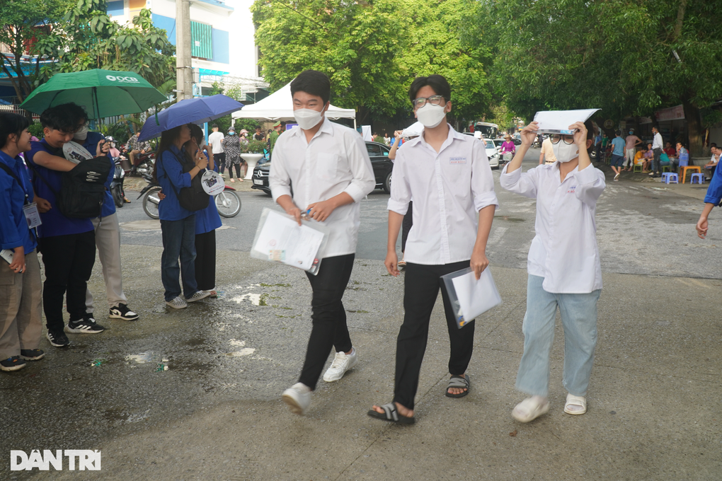 Thí sinh ngủ quên, cảnh sát dùng mô tô đặc chủng đến tận nhà đón - 6