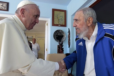 Giáo hoàng Francis và lãnh tụ Cuba Fidel Castro tặng sách cho nhau