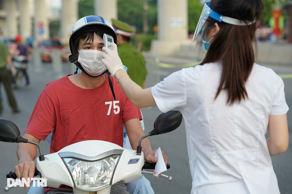Hà Nội: Ngày đầu triển khai 39 chốt kiểm soát liên ngành tại vùng đỏ - 3 Hà Nội: Ngày đầu triển khai 39 chốt kiểm soát liên ngành tại vùng đỏ - 3