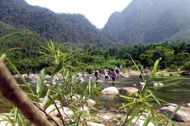 Đi chơi lễ bên bờ suối, nam thanh niên bị nước cuốn trôi