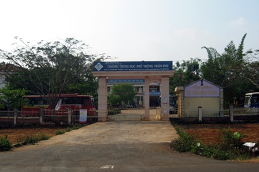 Đuổi học nữ sinh đánh bạn