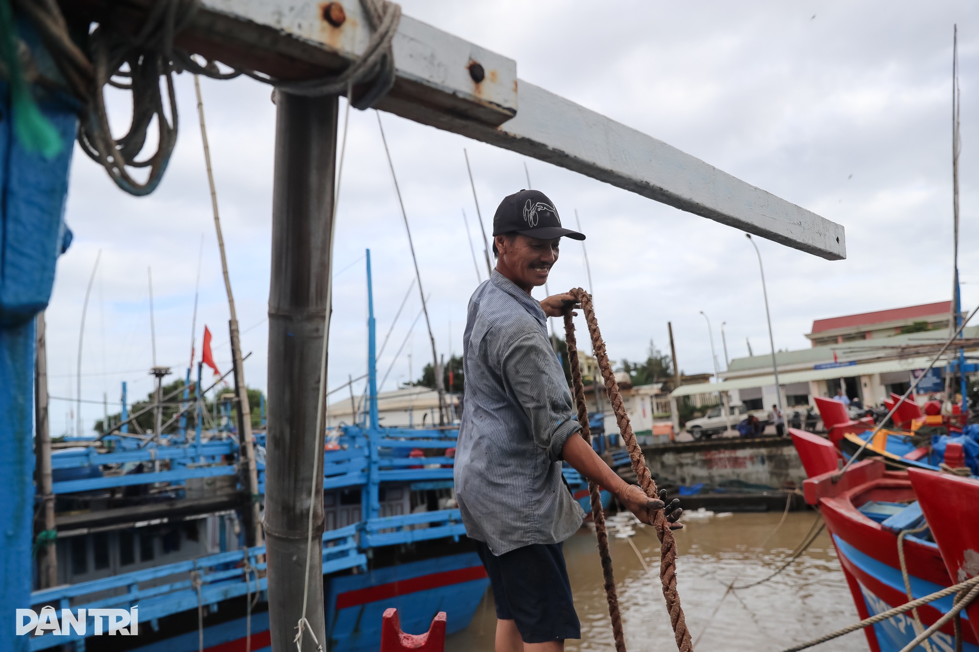 Ngư dân Đắk Lắk chạy đua ứng phó bão Kalmaegi - 8 Ngư dân Đắk Lắk chạy đua ứng phó bão Kalmaegi - 8