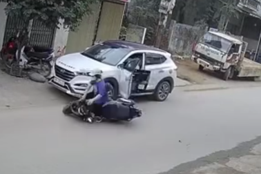 Tài xế mở cửa ô tô bất cẩn, hất người phụ nữ đi xe máy ngã văng xa cả mét