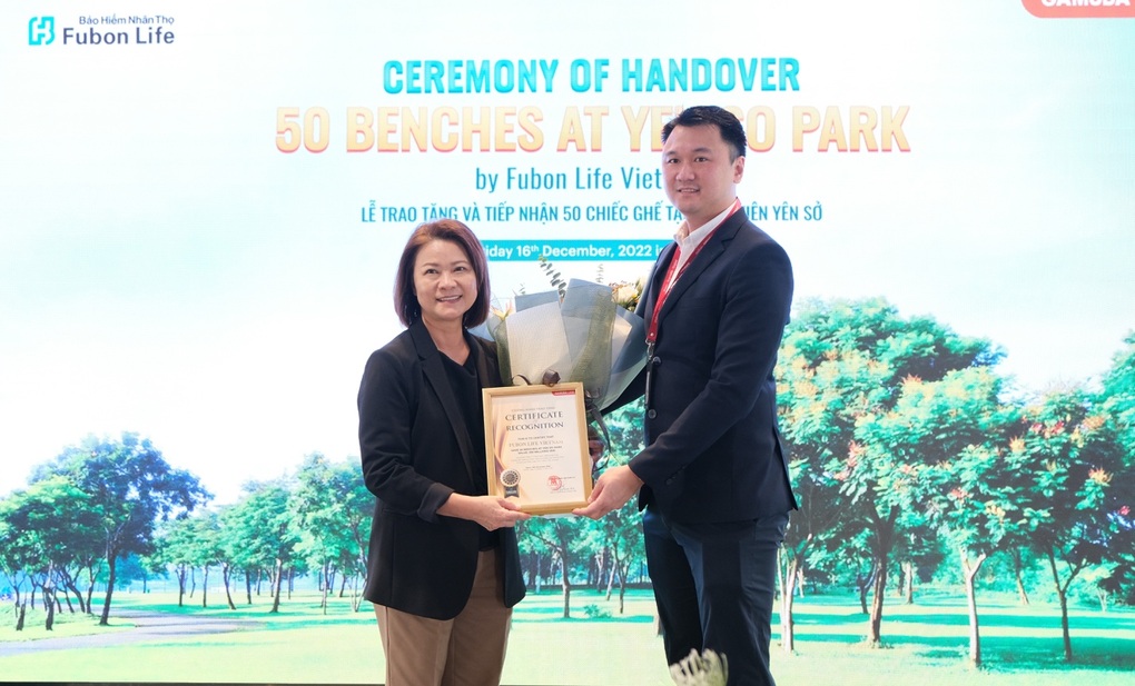 Fubon Life Việt Nam trao tặng 50 chiếc ghế cho công viên Yên Sở - 2 Fubon Life Việt Nam trao tặng 50 chiếc ghế cho công viên Yên Sở - 2