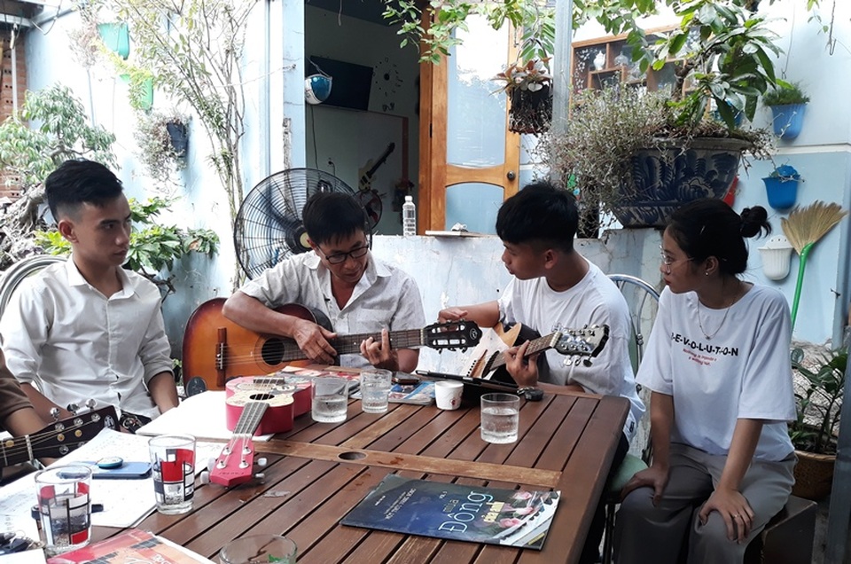Lớp dạy nhạc miễn phí của một cựu chiến binh ở Bình Định - 5 Lớp dạy nhạc miễn phí của một cựu chiến binh ở Bình Định - 5