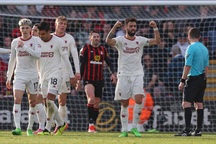 Man Utd thoát thua đầy tranh cãi trước Bournemouth