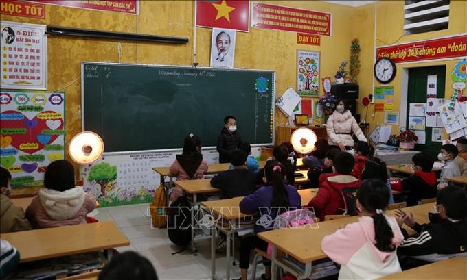 Trưởng tiểu học Thị xã Sa pa sử dụng đèn sưởi ấm cho học sinh trong lớp học. Ảnh: Quốc Khánh/ TTXVN