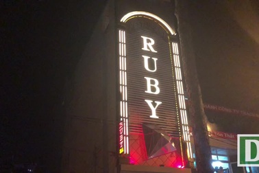 60 cô gái ăn mặc khiêu dâm bỏ chạy khi cảnh sát ập vào nhà hàng