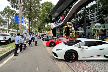 Nhiều siêu xe đậu trên vỉa hè, cửa hàng ô tô ở TPHCM bị xử phạt