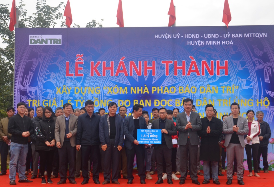 Người dân vùng rốn lũ vui mừng khánh thành xóm nhà phao cứu sinh - 4 Người dân vùng rốn lũ vui mừng khánh thành xóm nhà phao cứu sinh - 4