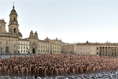 Ngàn người xếp hình khỏa thân tập thể