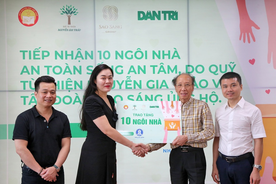 Gia đình truyền thống giàu lòng nhân ái tặng 10 nhà an toàn, sống an tâm - 1 Gia đình truyền thống giàu lòng nhân ái tặng 10 nhà an toàn, sống an tâm - 1