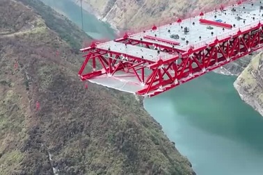 Cầu cao nhất thế giới ở Trung Quốc: Thời gian qua núi từ 2 tiếng còn 1 phút