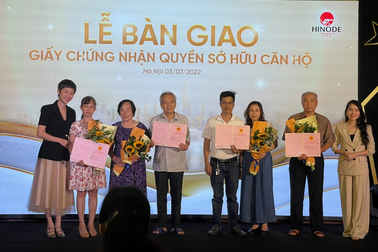 Hinode City bàn giao sổ hồng cho cư dân