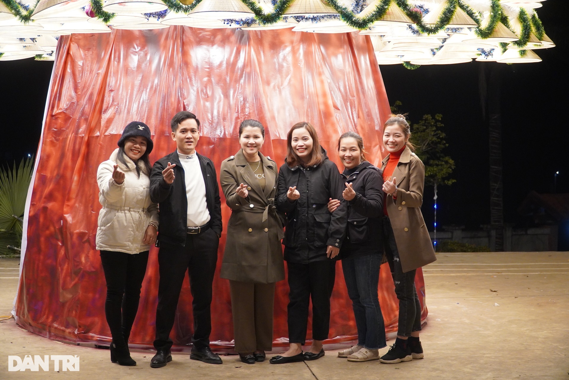 Những cây thông Noel độc lạ, gây sốt trên mạng xã hội - 14 Những cây thông Noel độc lạ, gây sốt trên mạng xã hội - 14