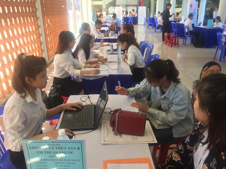 Hơn 1.000 học sinh, lao động tham gia tư vấn, tìm việc làm - 2 Hơn 1.000 học sinh, lao động tham gia tư vấn, tìm việc làm - 2