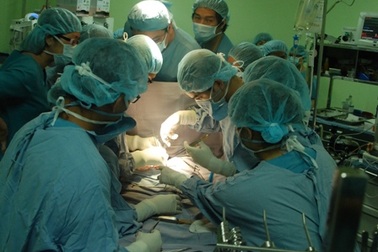 Ca phẫu thuật tách rời cặp song sinh dính nhau thứ 5 đã thành công