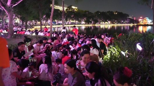 Biển người ngồi kín quanh hồ Gươm, háo hức chờ pháo hoa mừng Quốc khánh 2/9