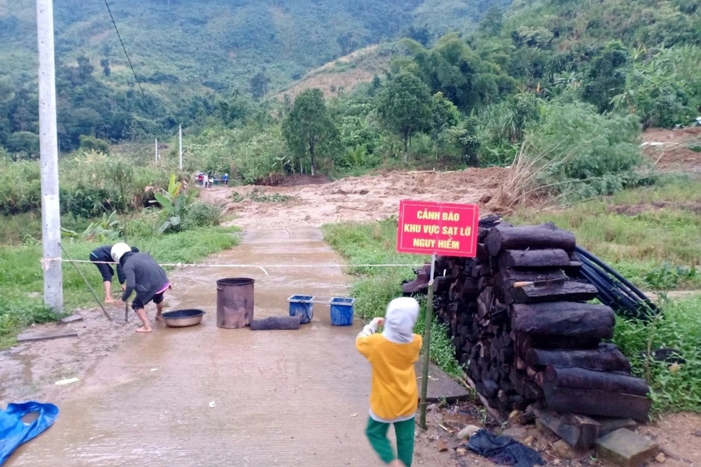 Quả đồi bất ngờ sụt đổ, trút đất đá xuống sát nhà dân - 2 Quả đồi bất ngờ sụt đổ, trút đất đá xuống sát nhà dân - 2