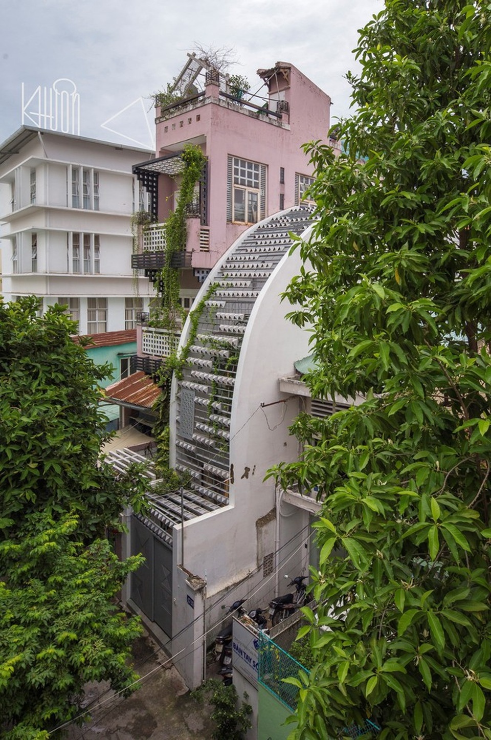 Ngắm ngôi nhà cong độc đáo giữa Sài Gòn - 1