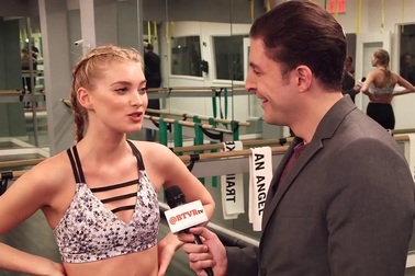 Elsa Hosk khoe dáng chắc khỏe