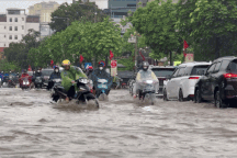 Đường phố Hà Nội ngập như sông, hàng loạt phương tiện ngã đổ, chết máy