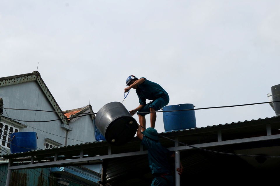 Người dân Quảng Nam hối hả chằng chống nhà “đón” bão - 2 Người dân Quảng Nam hối hả chằng chống nhà “đón” bão - 2