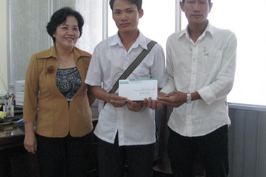 Quỹ Khuyến học Việt Nam đến với em Hồ Thanh Tiến