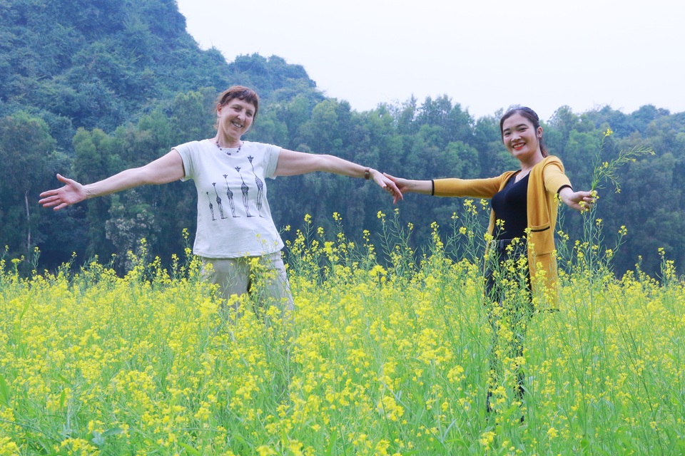 Vườn hoa cải rực vàng đẹp mê hồn khiến du khách nao lòng ở Thung Nham - 5 Vườn hoa cải rực vàng đẹp mê hồn khiến du khách nao lòng ở Thung Nham - 5