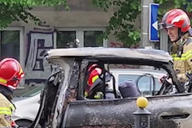 Xe điện bốc cháy ngùn ngụt trở lại sau khi được dập lửa